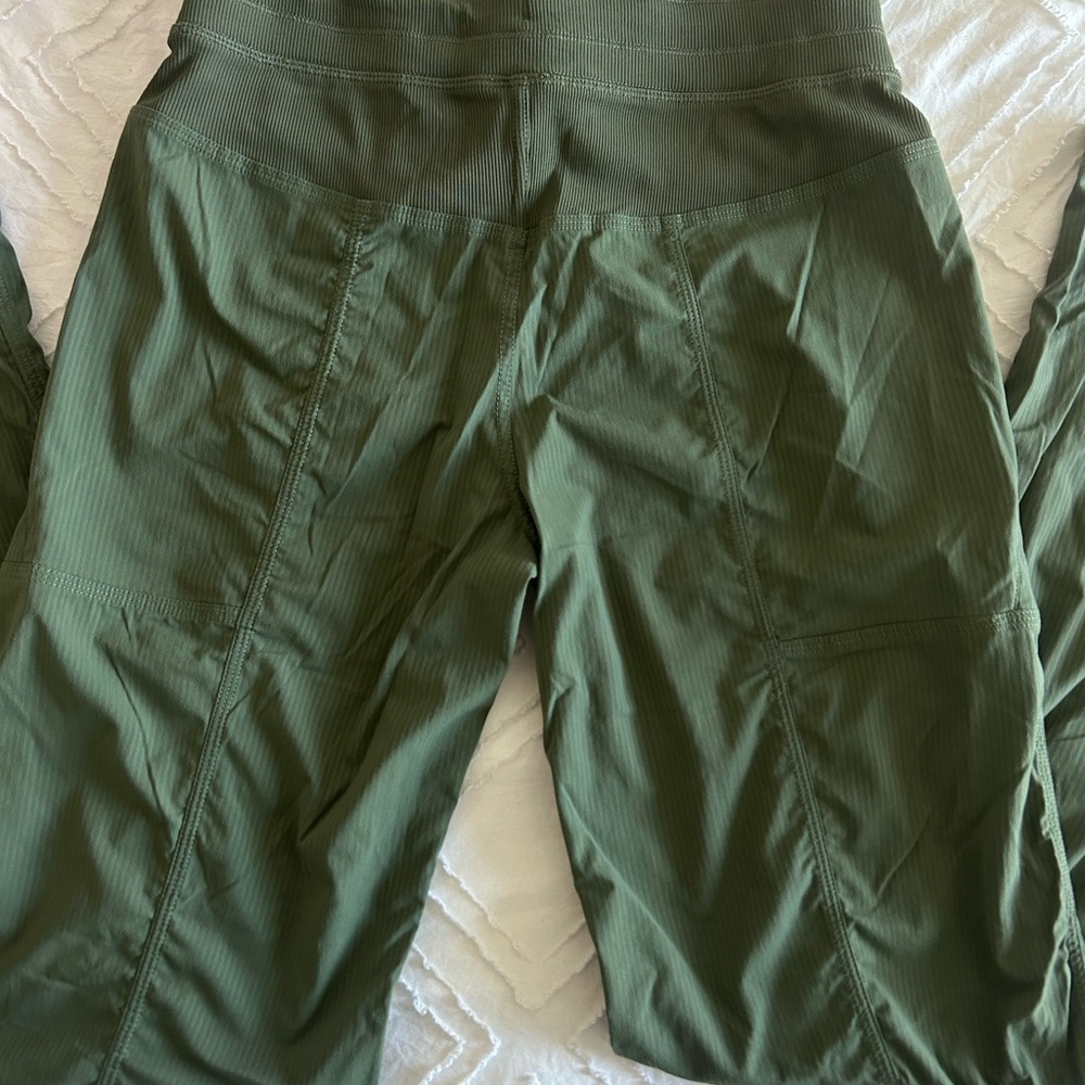 Lululemon Dance Studio Mid-Rise Pant
Regular Green Athletic Sz 4 GUC - Picture 6 of 10